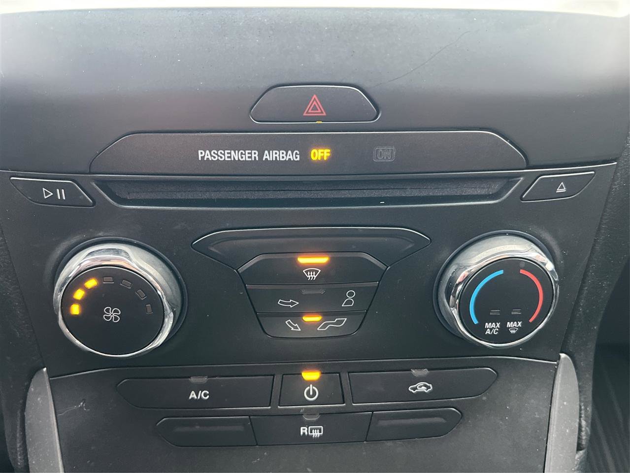 Used 2018 Ford Edge SE image 33