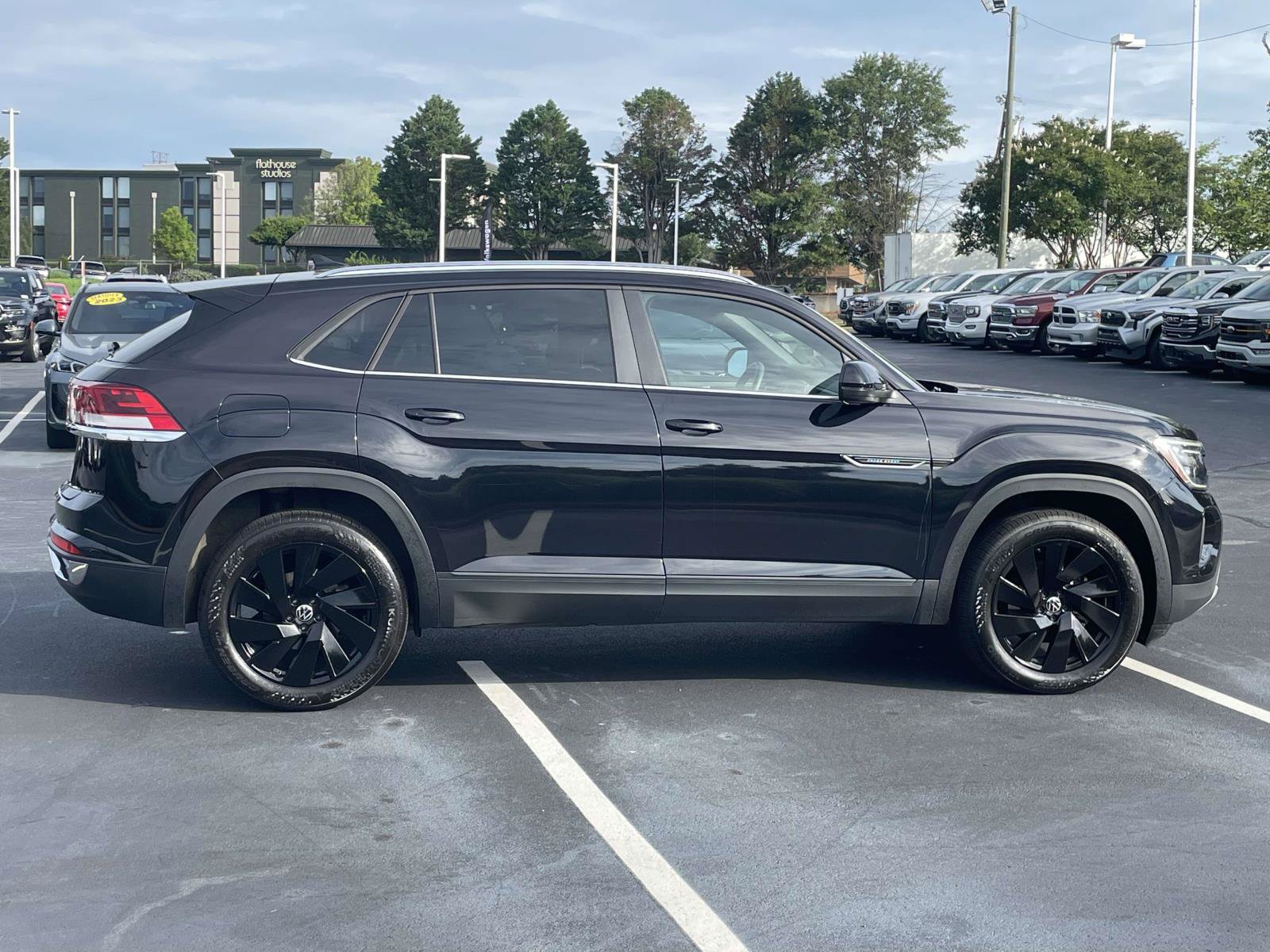 Certified 2025 Volkswagen Atlas Cross Sport SE FWD image 8