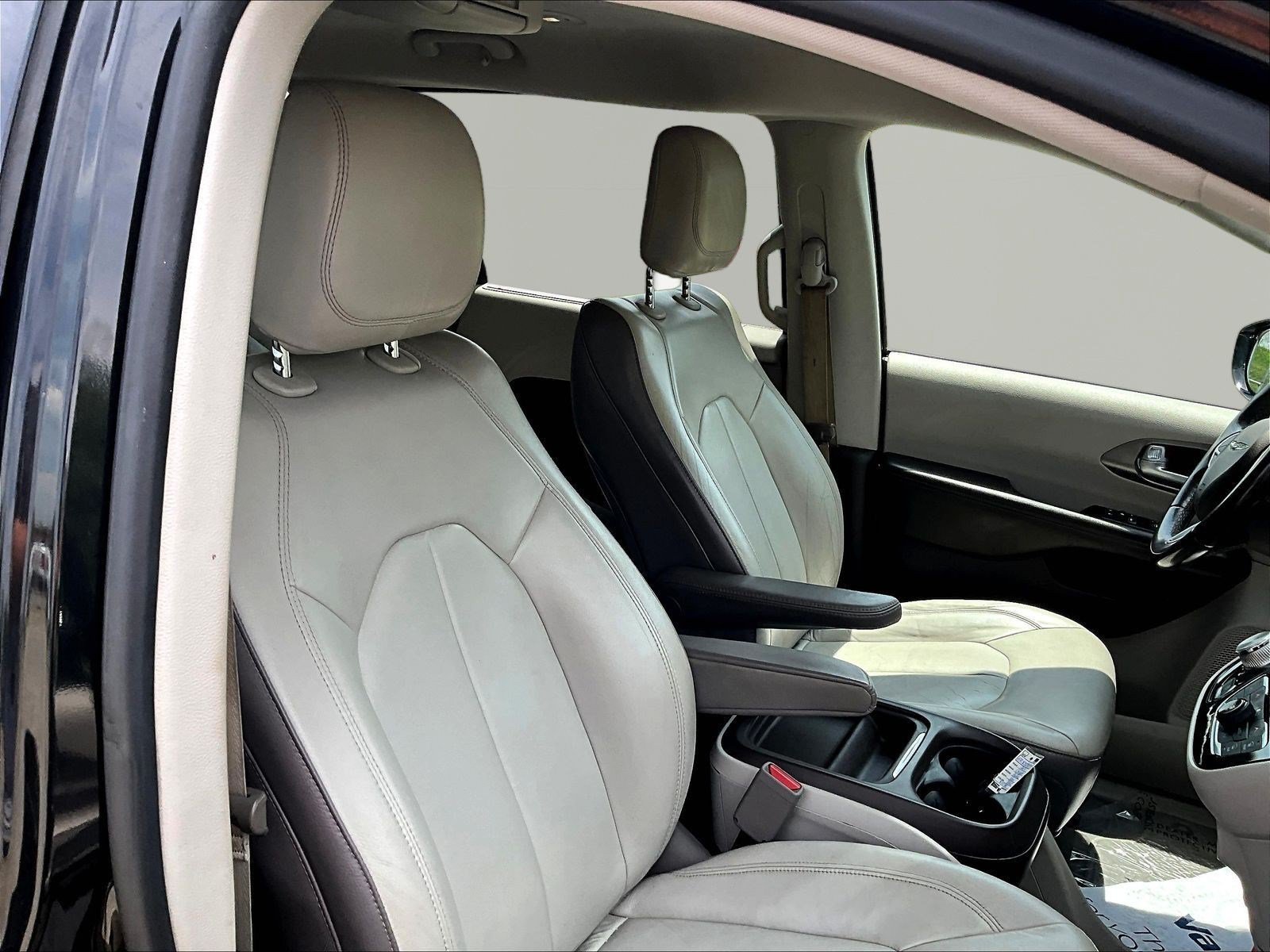 Used 2017 Chrysler Pacifica Touring-L FWD image 29