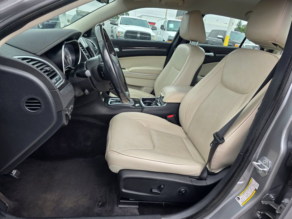 Used 2018 Chrysler 300 Limited AWD/4WD image 21