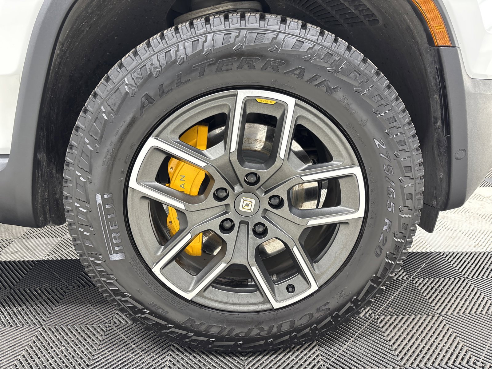 Used 2025 Rivian R1S Premium image 11