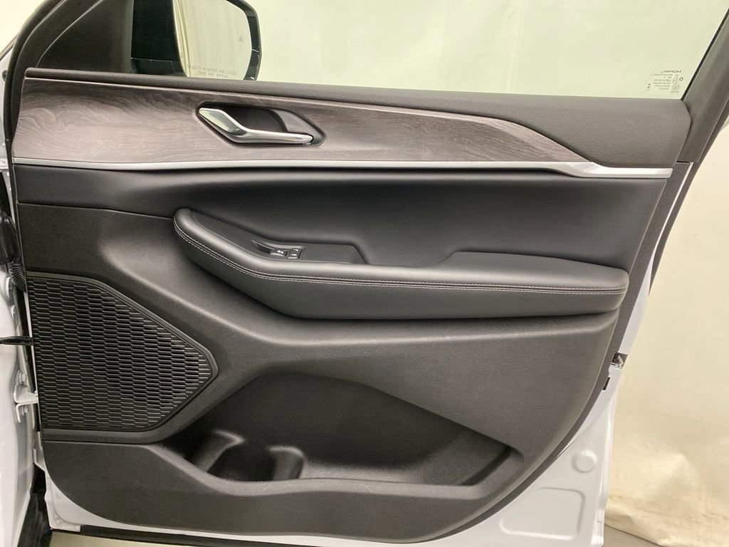 Used 2024 Jeep Grand Cherokee L Limited w/ Black Appearance Package image 11