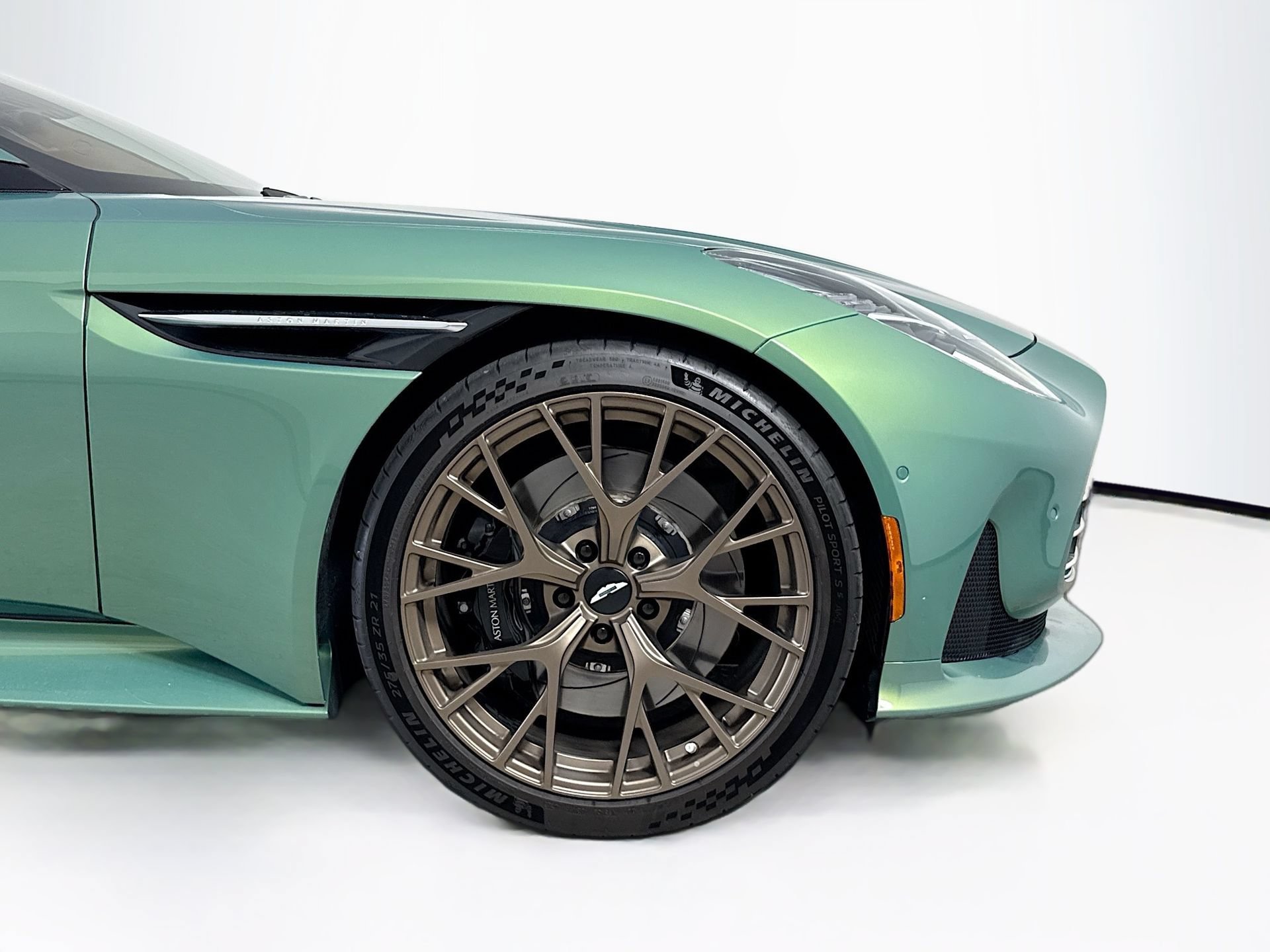 Used 2024 Aston Martin DB12 Coupe RWD image 28