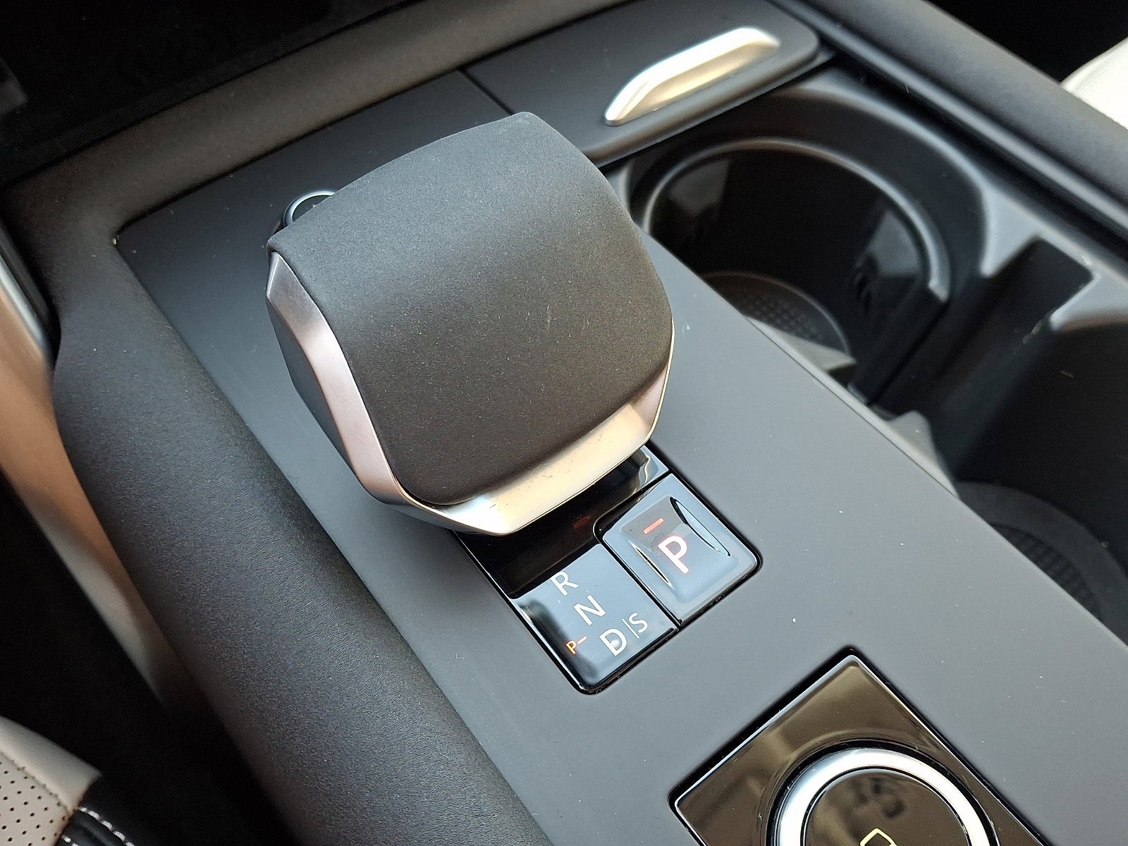 Used 2025 Land Rover Discovery Dynamic SE image 15