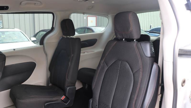 Used 2020 Chrysler Pacifica Touring w/ Tire & Wheel Group FWD image 18