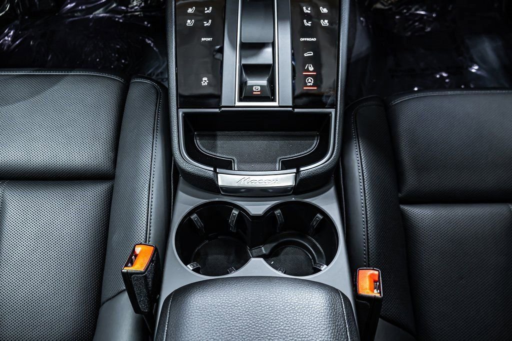 Certified 2025 Porsche Macan image 17