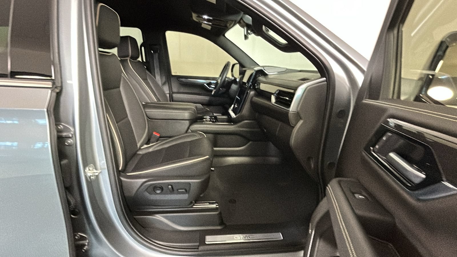 Used 2025 GMC Yukon Elevation w/ LPO, Floor Liner Package AWD/4WD image 34