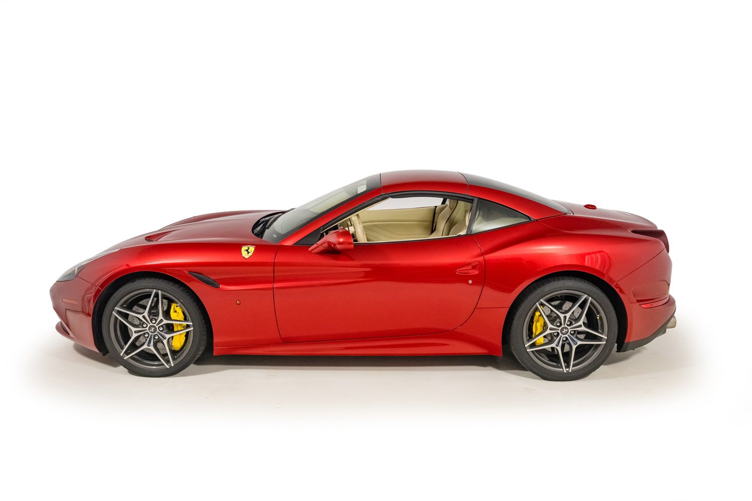 Used 2015 Ferrari California T RWD image 3