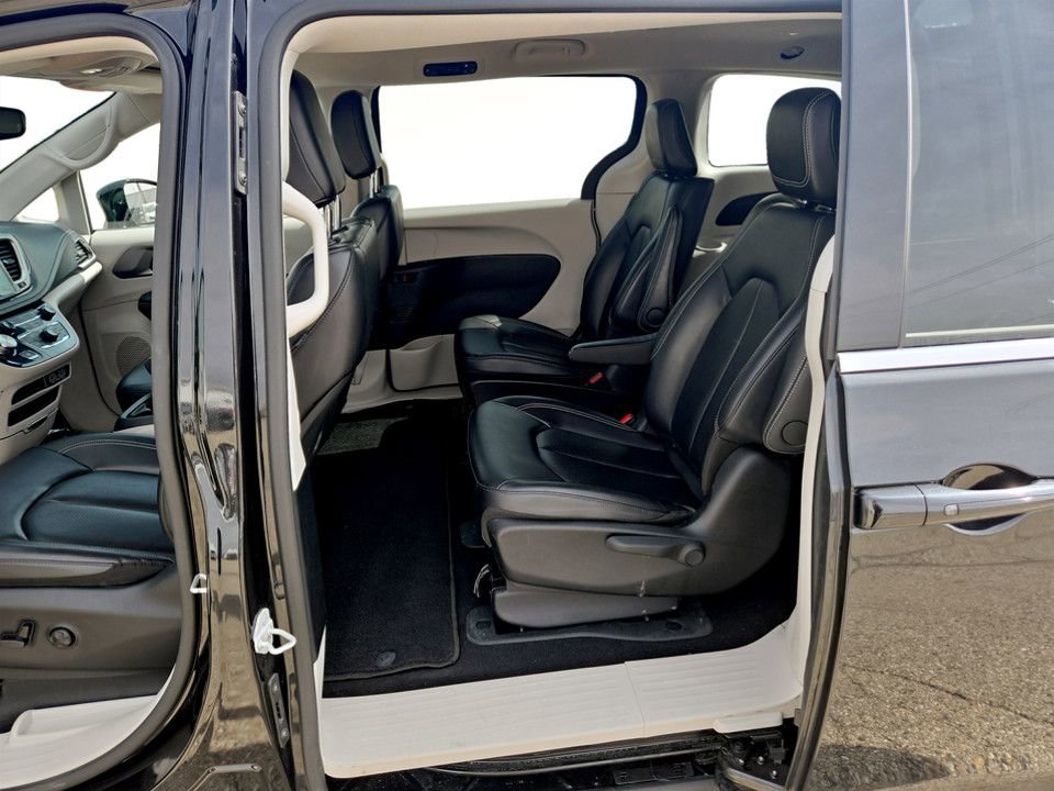 Used 2024 Chrysler Pacifica Select image 29