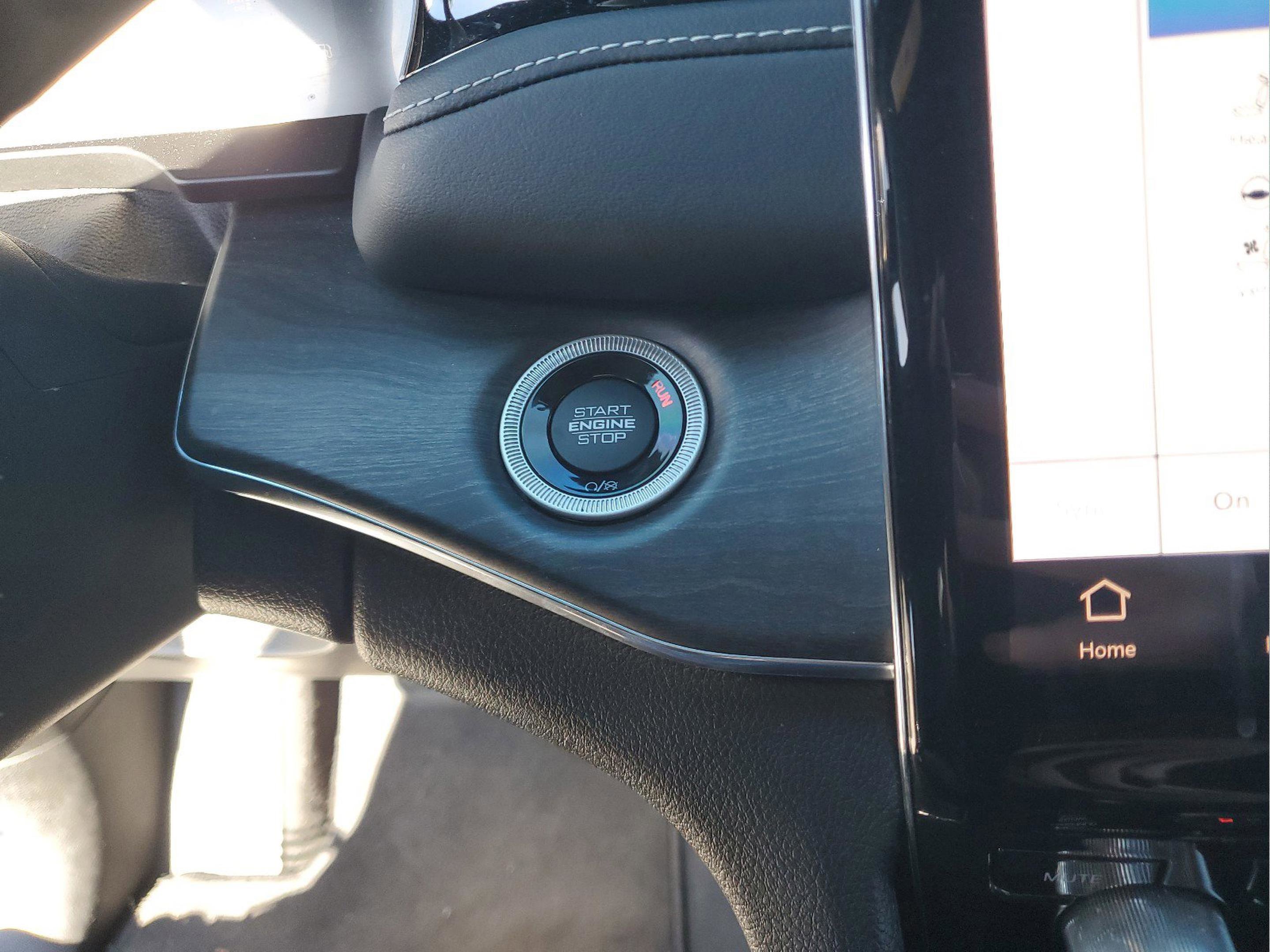 Used 2024 Jeep Grand Cherokee Overland w/ Advanced Protech Group III image 19