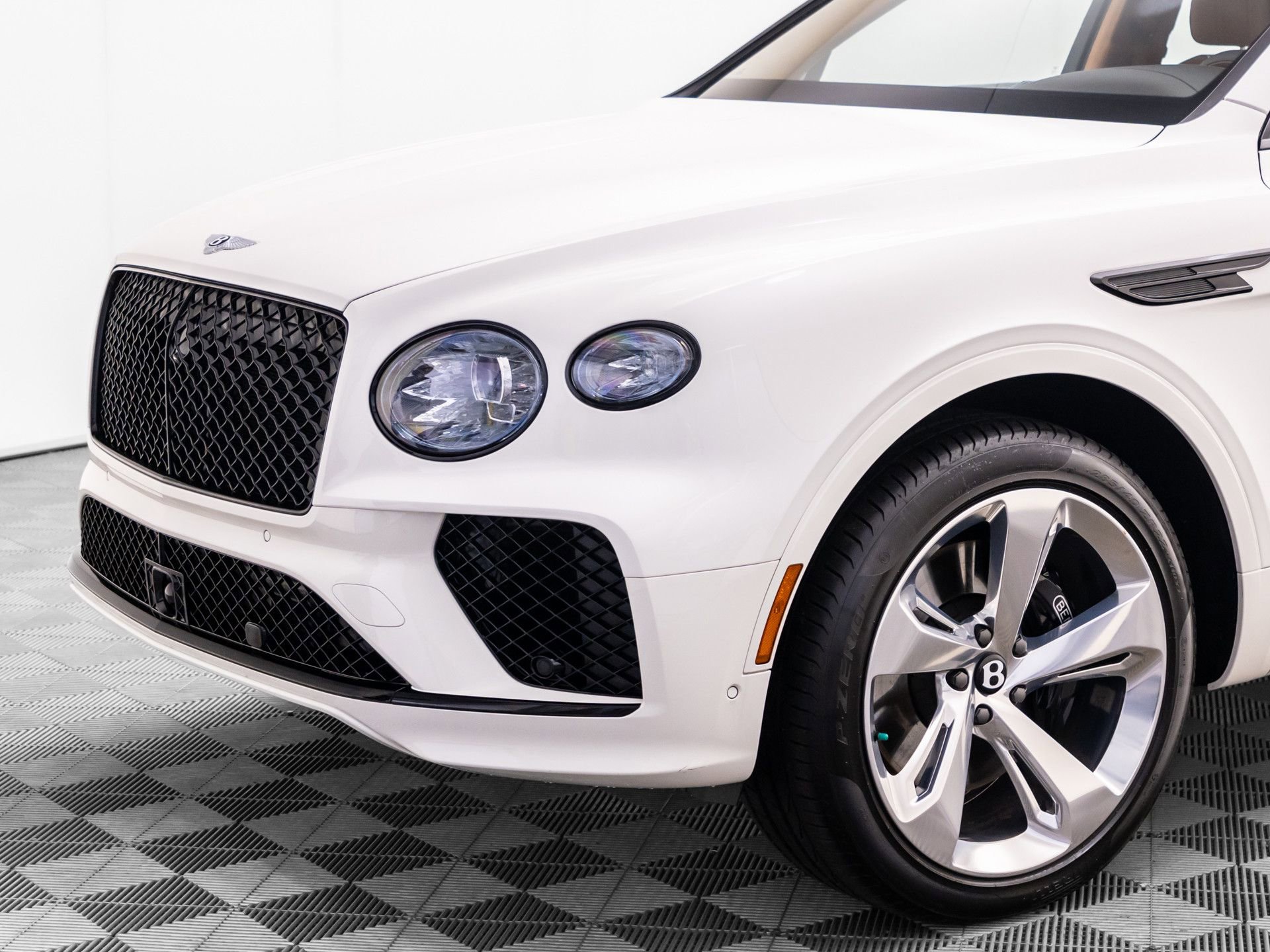 Used 2024 Bentley Bentayga AWD/4WD image 38