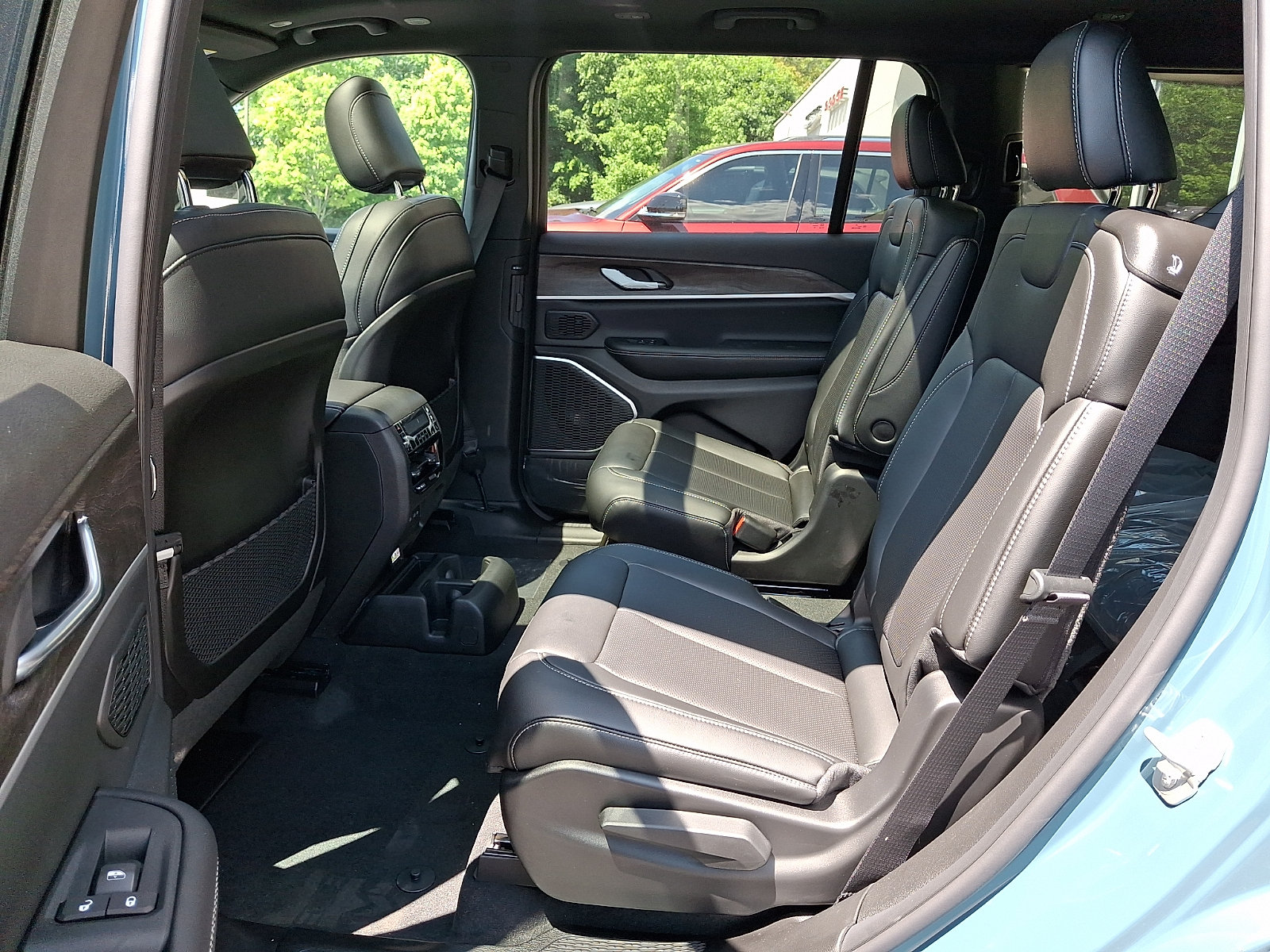 New 2026 Jeep Grand Cherokee L Limited w/ Luxury Tech Group II AWD/4WD image 6