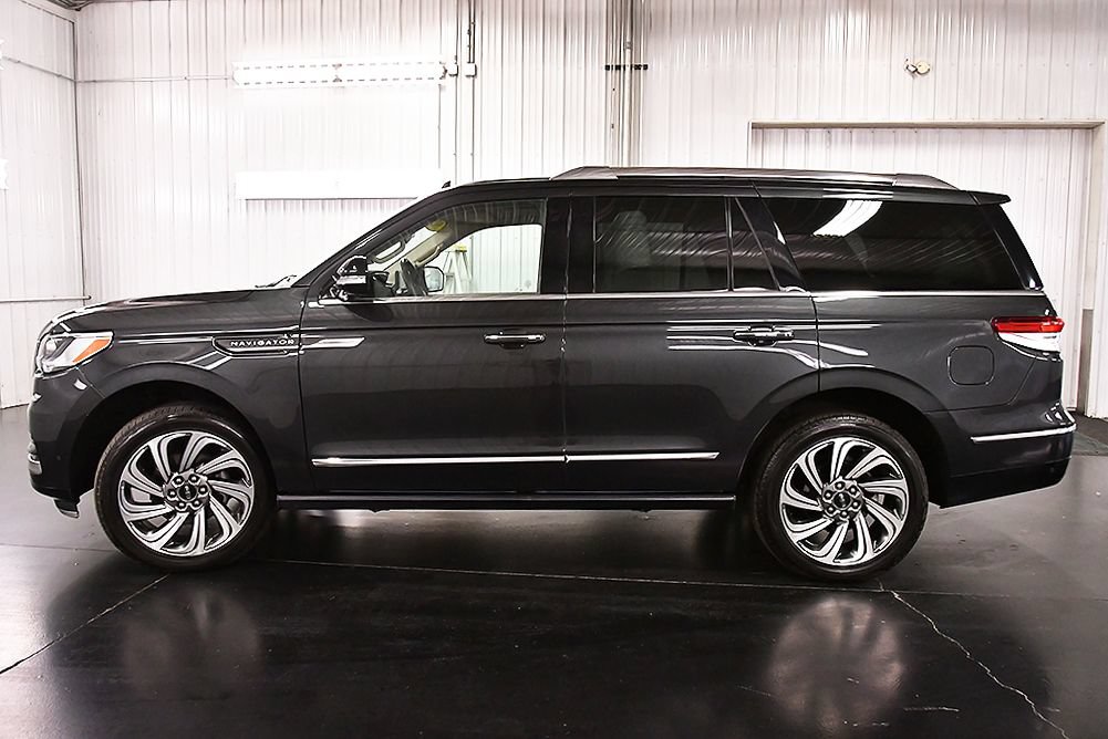 Used 2024 Lincoln Navigator Reserve AWD/4WD image 4