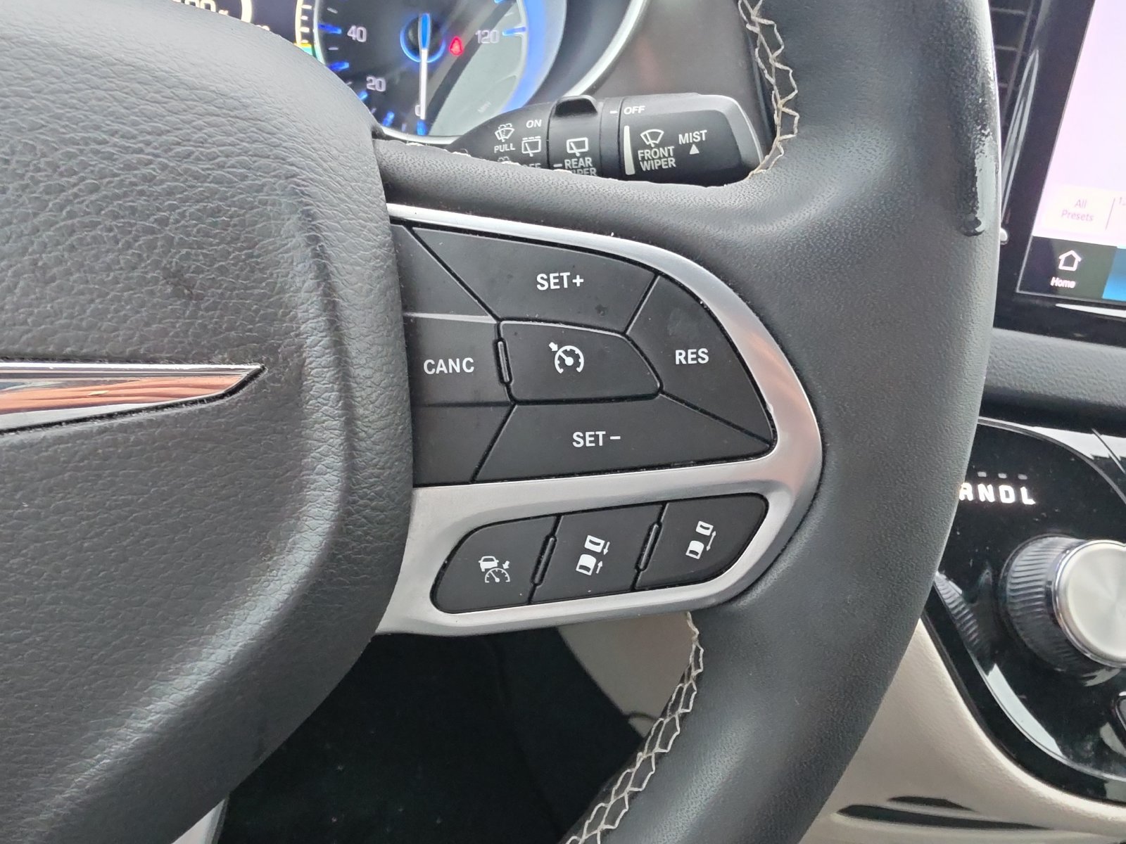 Used 2024 Chrysler Pacifica Touring-L FWD image 22
