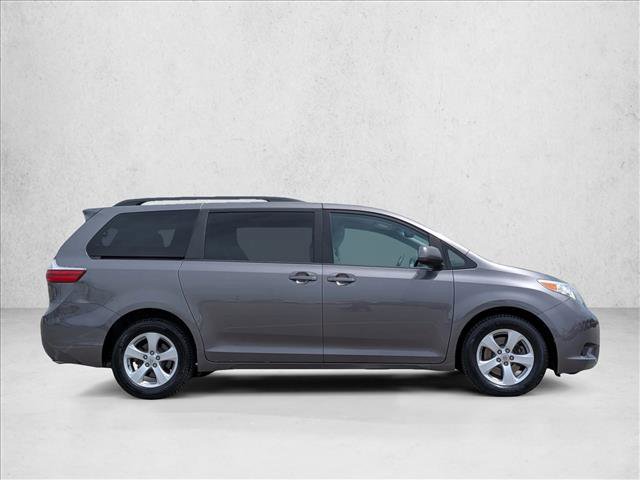 Used 2017 Toyota Sienna LE image 4
