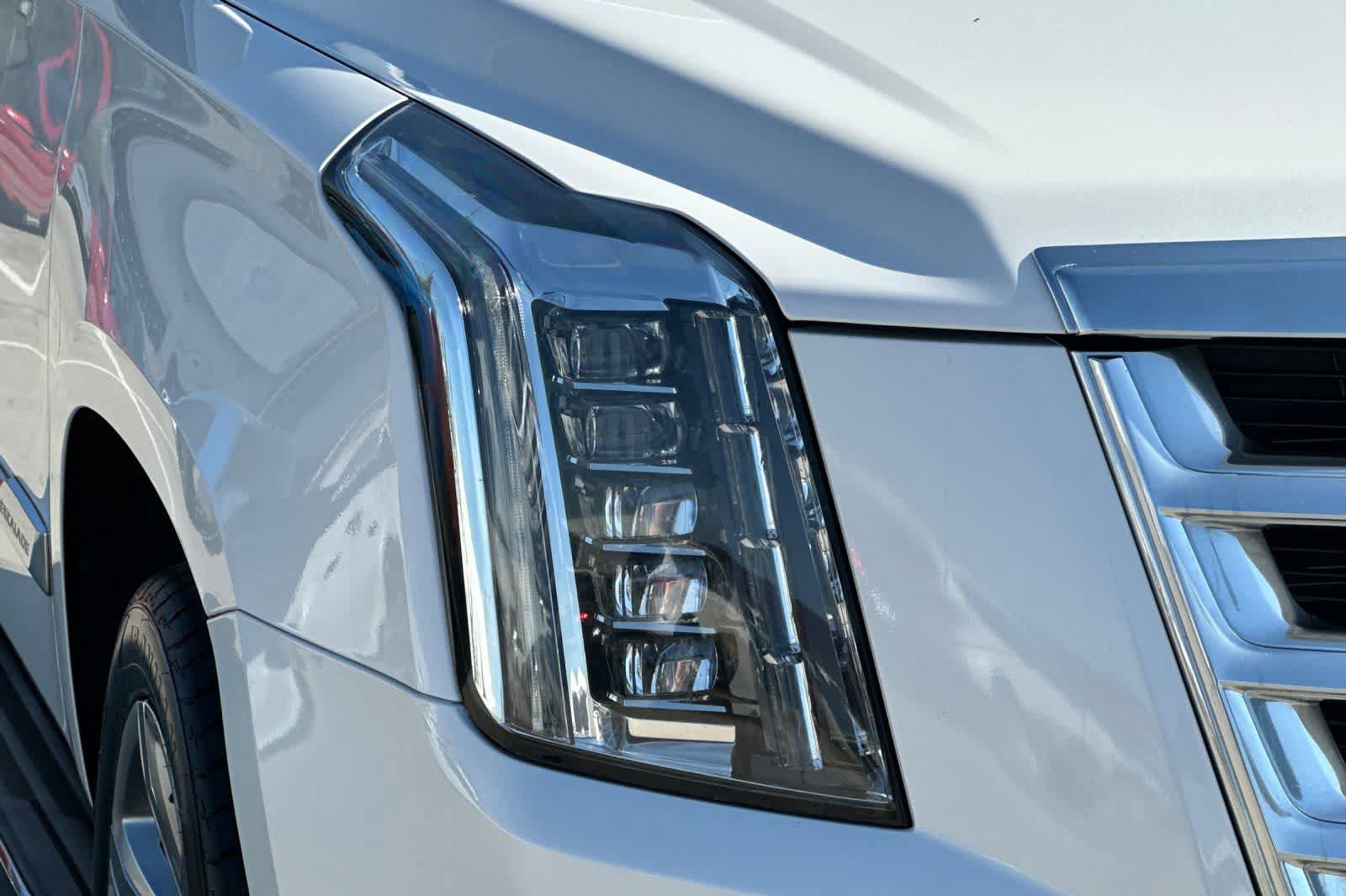 Used 2020 Cadillac Escalade Luxury AWD/4WD image 34