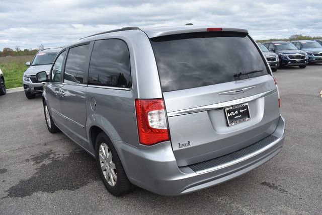 Used 2016 Chrysler Town & Country Touring FWD image 5
