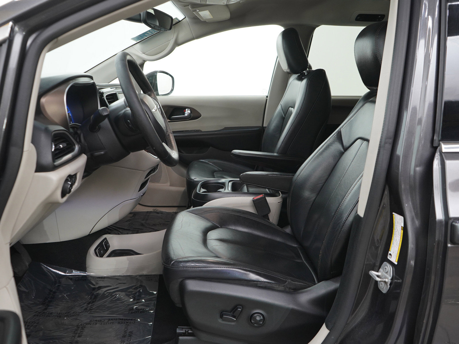 Used 2019 Chrysler Pacifica Touring-L image 17