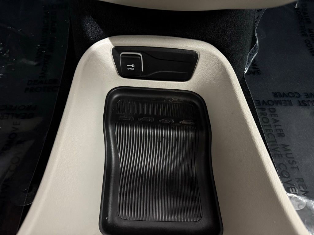 Used 2024 Chrysler Pacifica Touring-L image 38