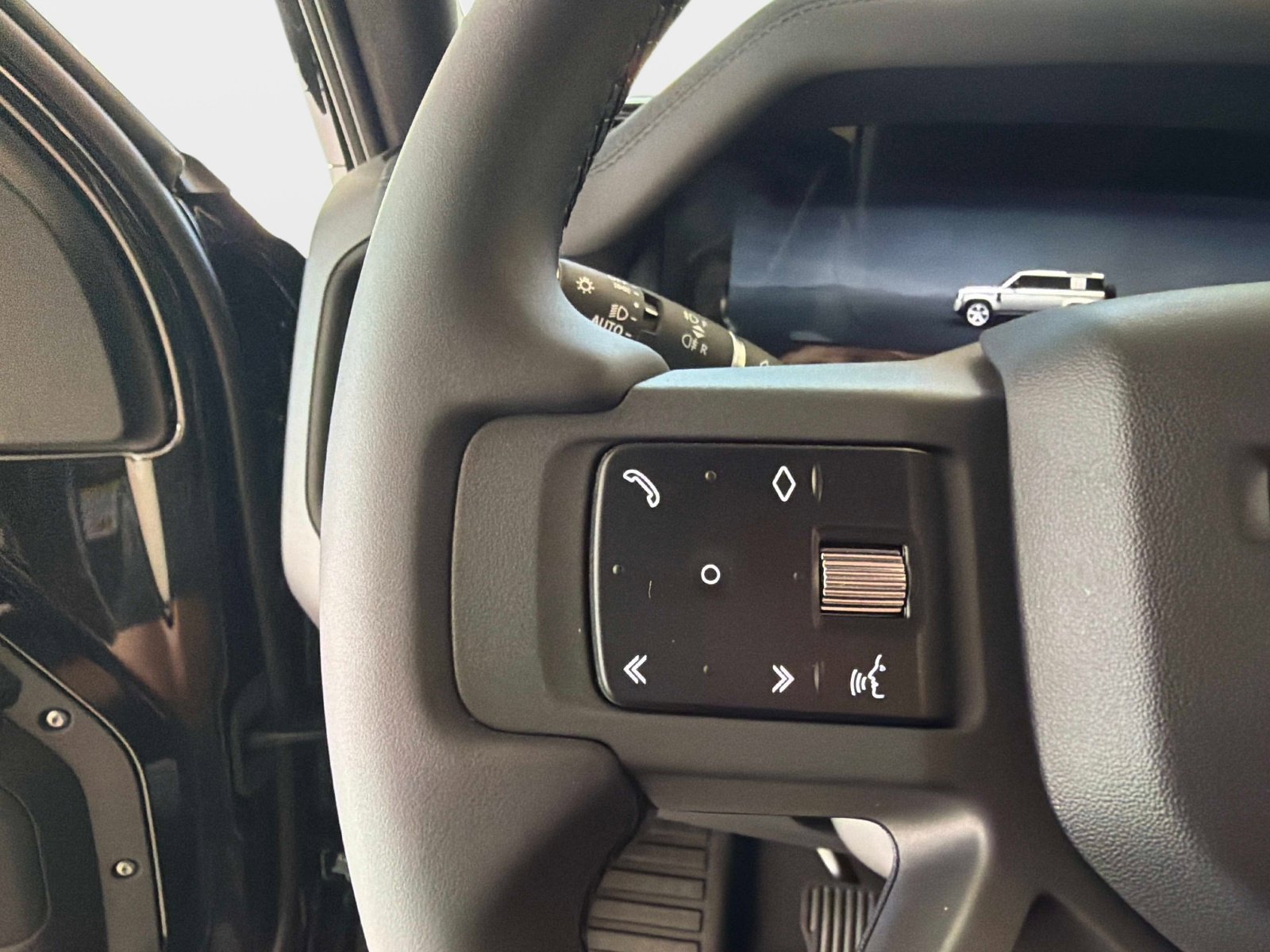 New 2026 Land Rover Defender 110 X-Dynamic SE image 27