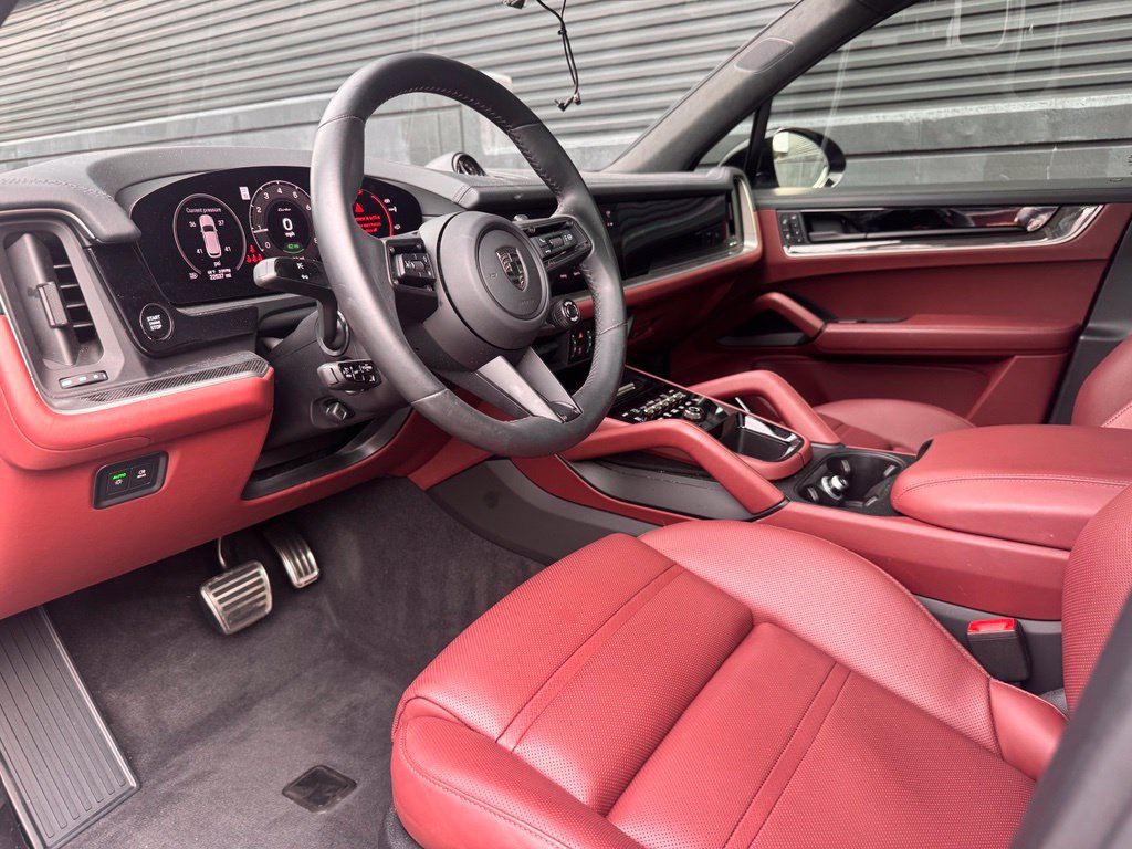 Certified 2025 Porsche Cayenne Turbo AWD/4WD image 15