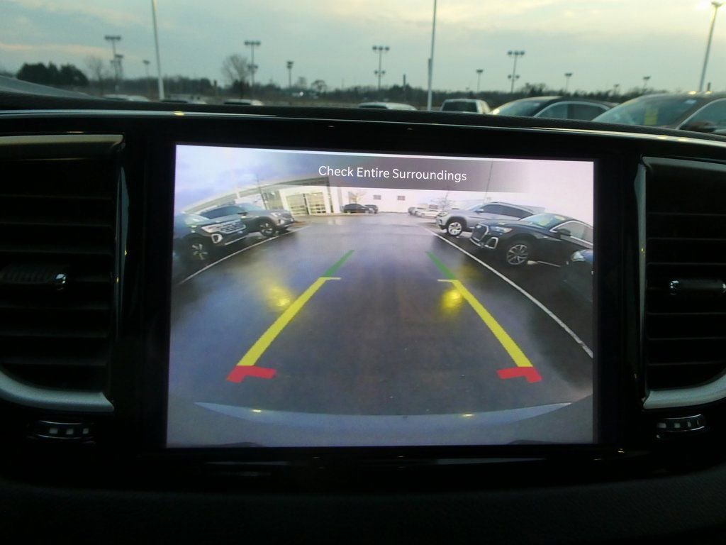 Used 2025 Chrysler Pacifica Select image 5