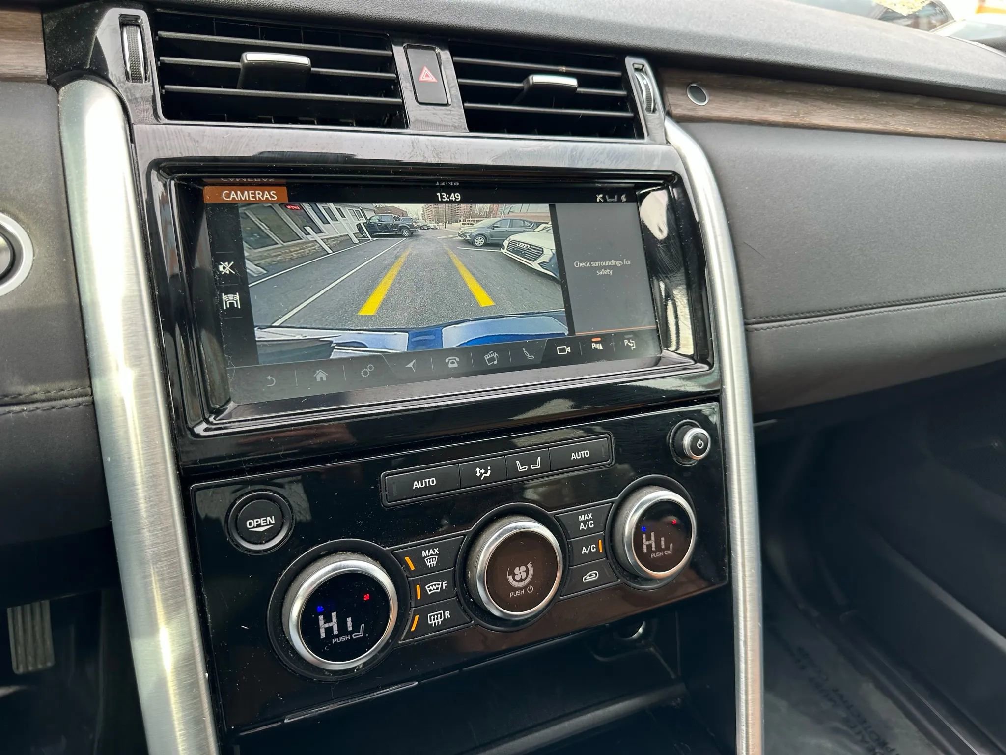 Used 2020 Land Rover Discovery HSE image 28