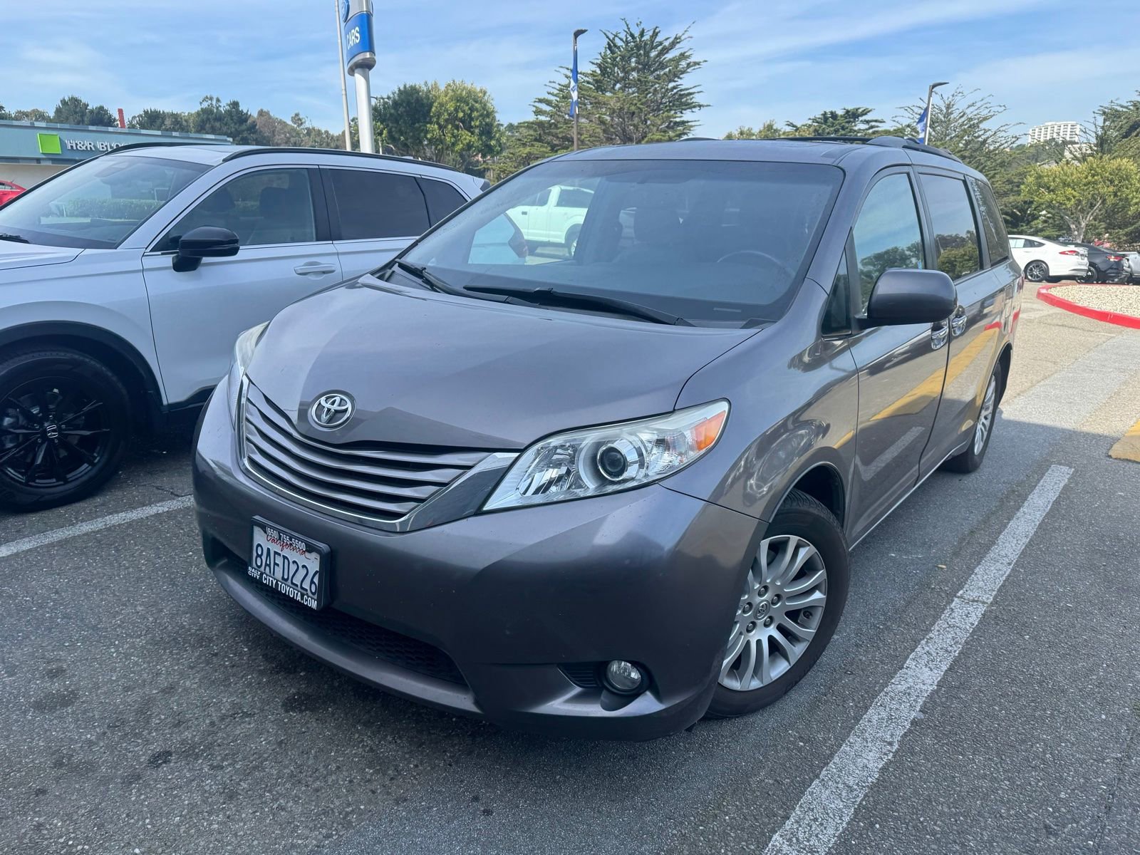 Used 2017 Toyota Sienna XLE w/ XLE Navigation Package image 3
