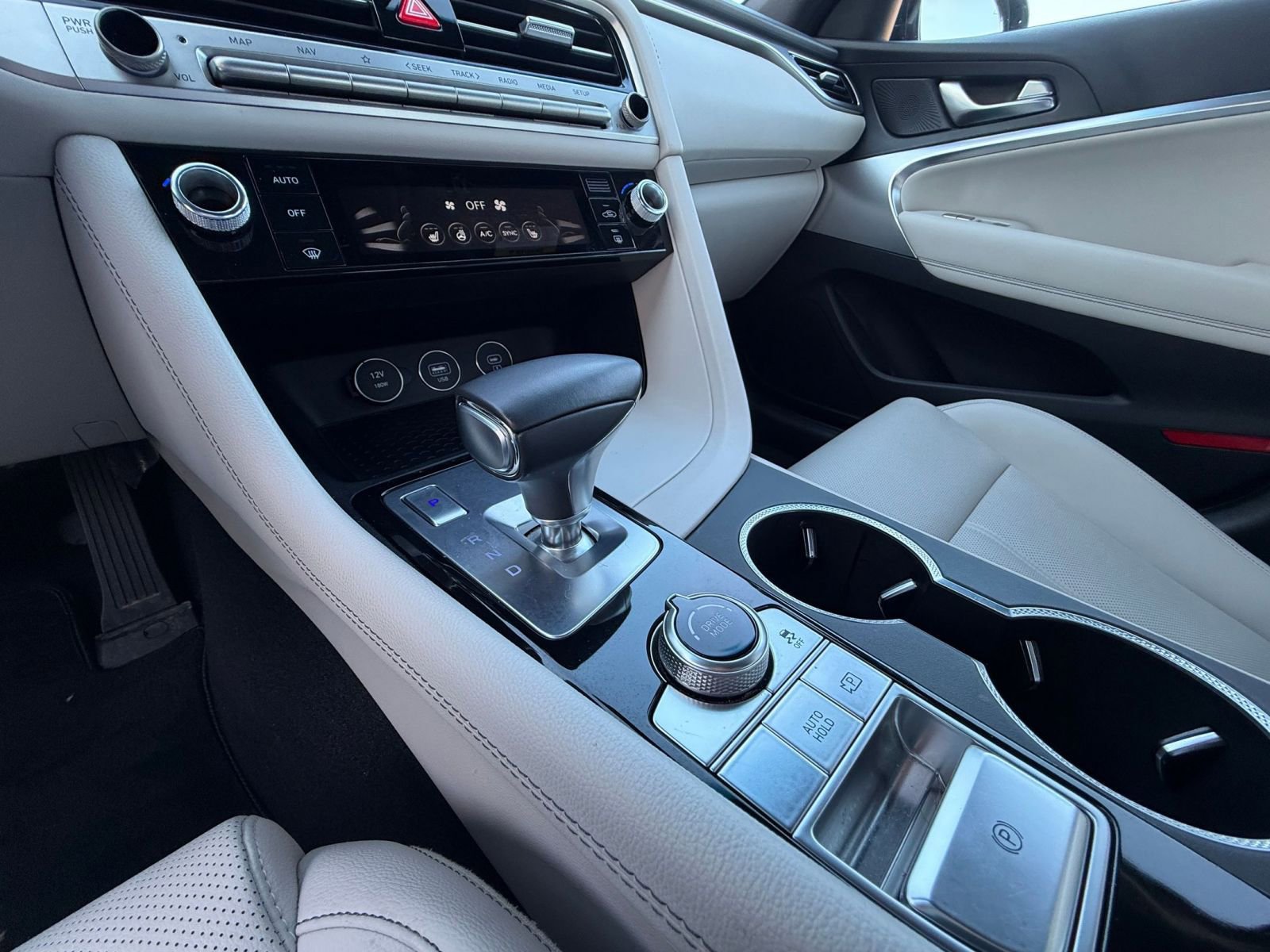 Used 2025 Genesis G70 2.5T image 41