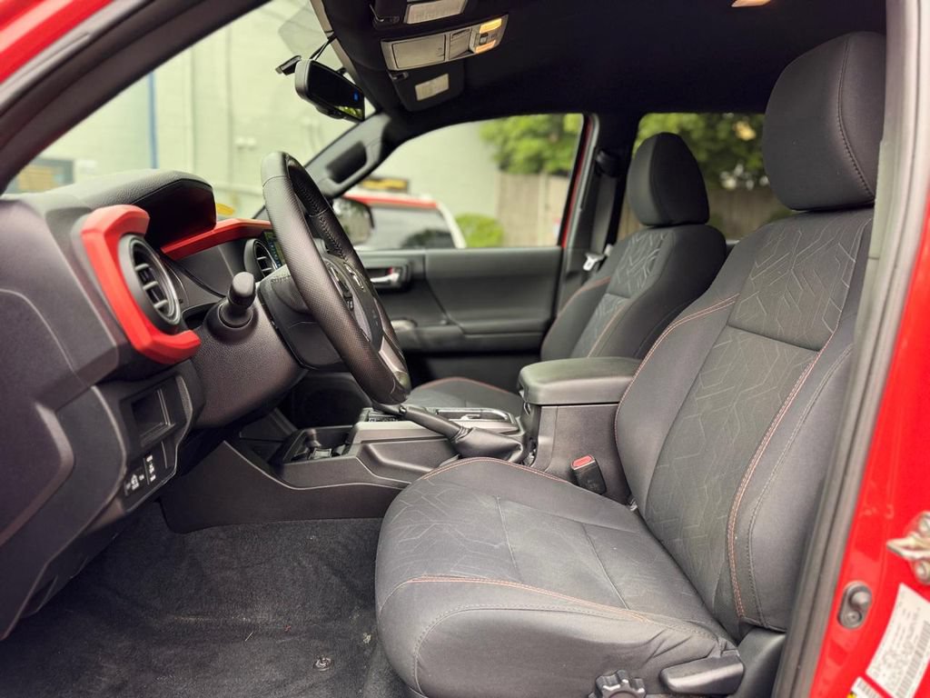 Used 2016 Toyota Tacoma TRD Sport w/ Towing Package AWD/4WD image 18