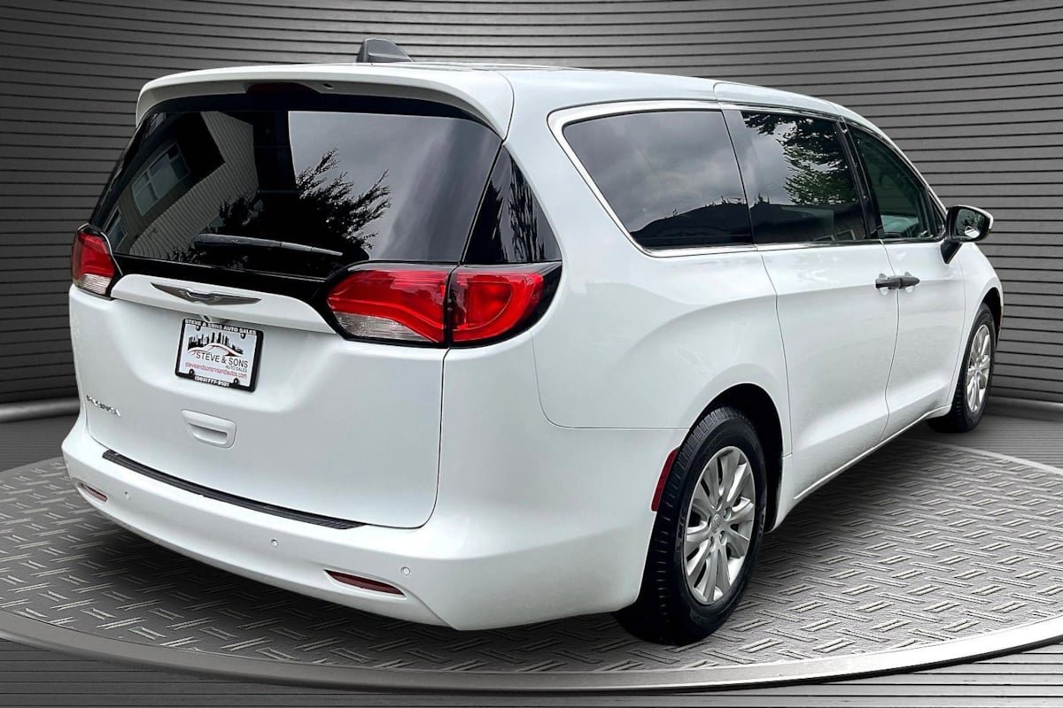 Used 2019 Chrysler Pacifica L FWD image 6