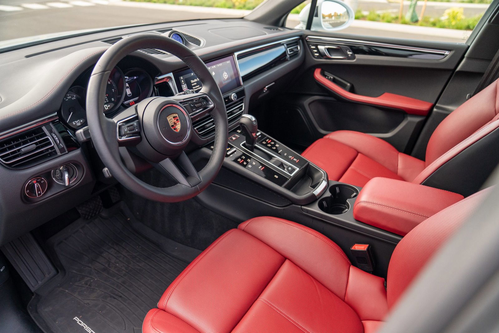 Used 2025 Porsche Macan image 4