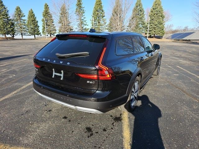 Used 2023 Volvo V90 B6 Cross Country Plus image 6