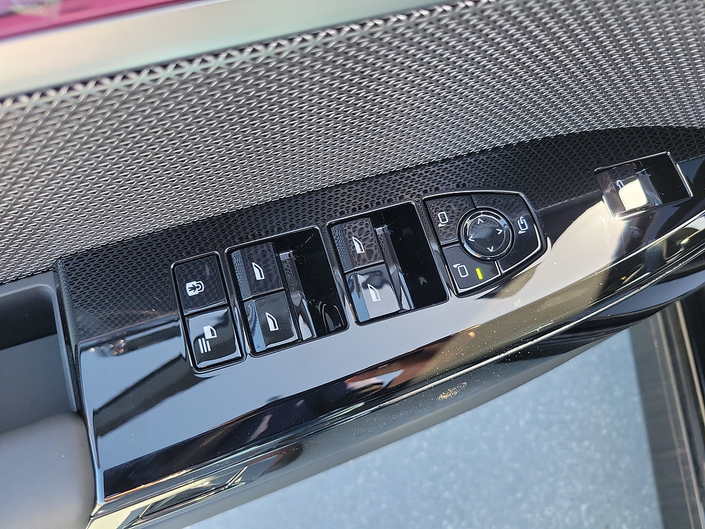 New 2026 BMW 750e xDrive AWD/4WD image 21