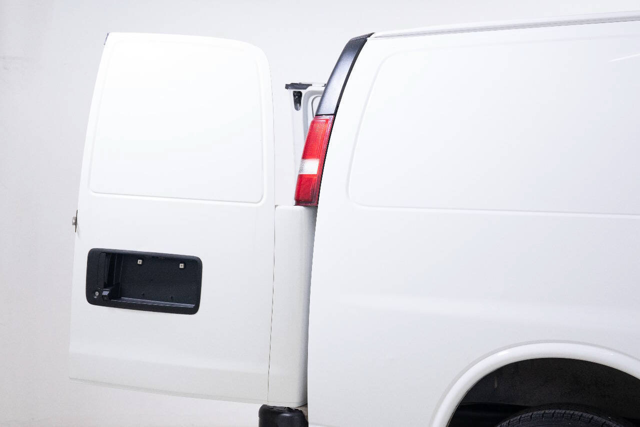 Used 2017 Chevrolet Express 2500 RWD image 58
