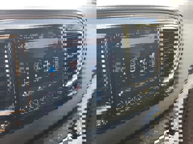 Used 2018 Chrysler Pacifica Touring-L w/ Tire & Wheel Group image 25