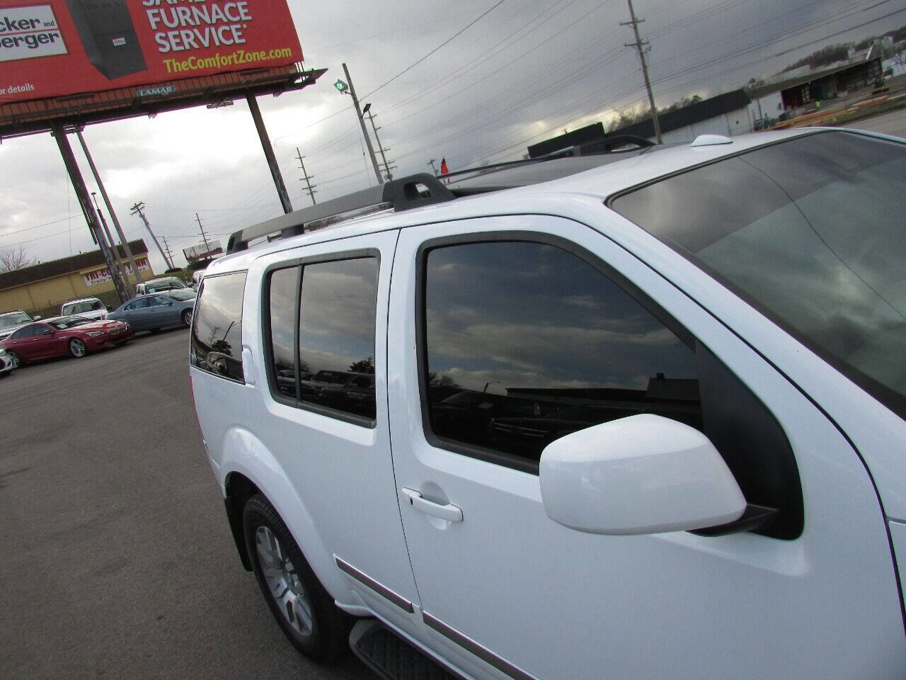 Used 2010 Nissan Pathfinder LE image 32