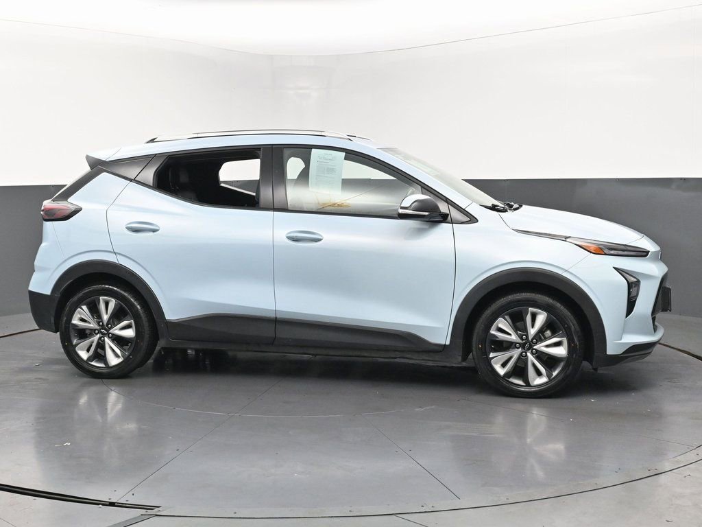 Used 2022 Chevrolet Bolt EUV LT w/ Convenience Package FWD image 6