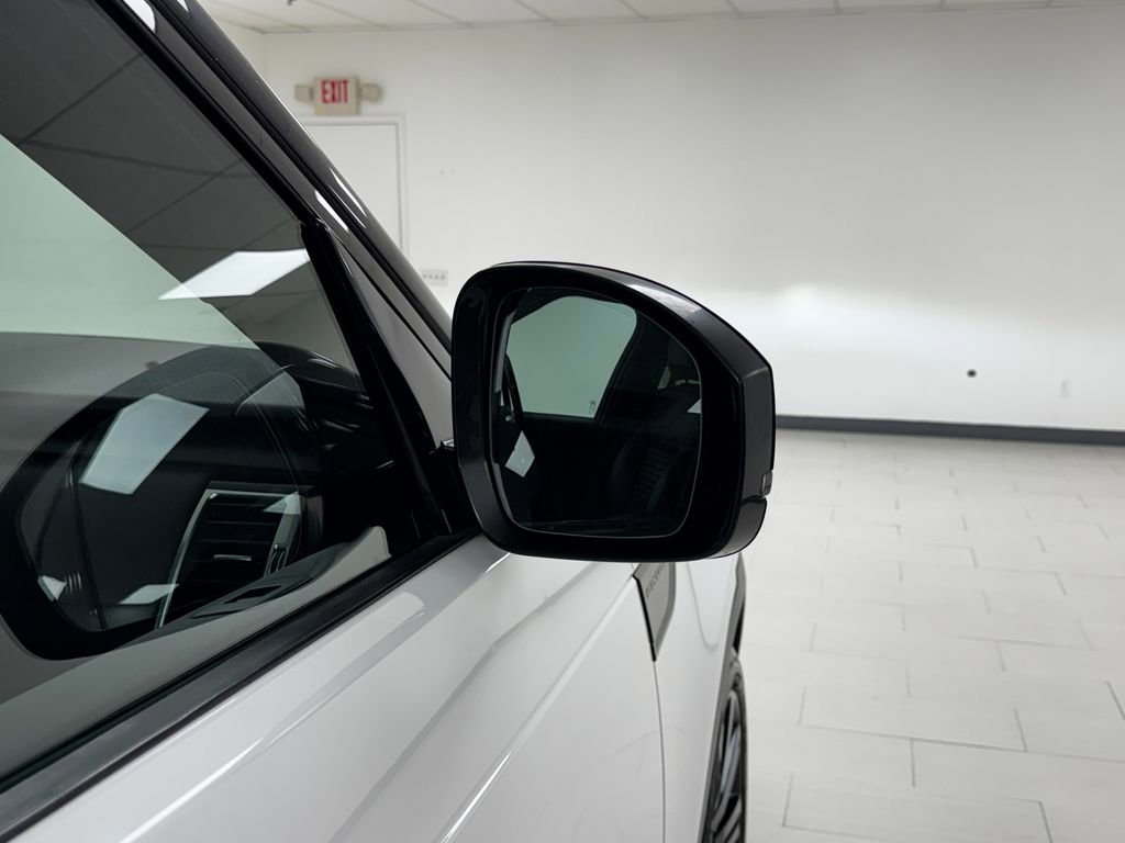 Used 2017 Land Rover Discovery HSE image 32