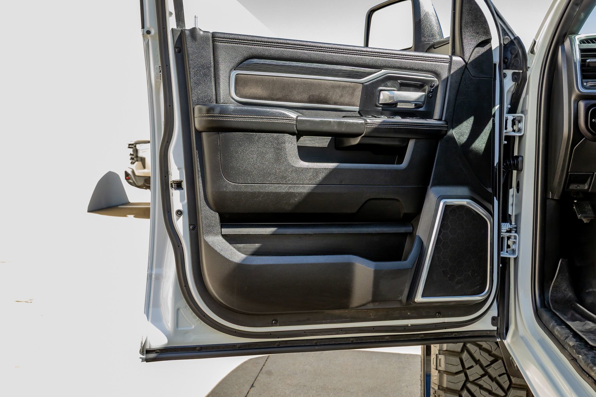 Used 2023 RAM 2500 Laramie AWD/4WD image 35