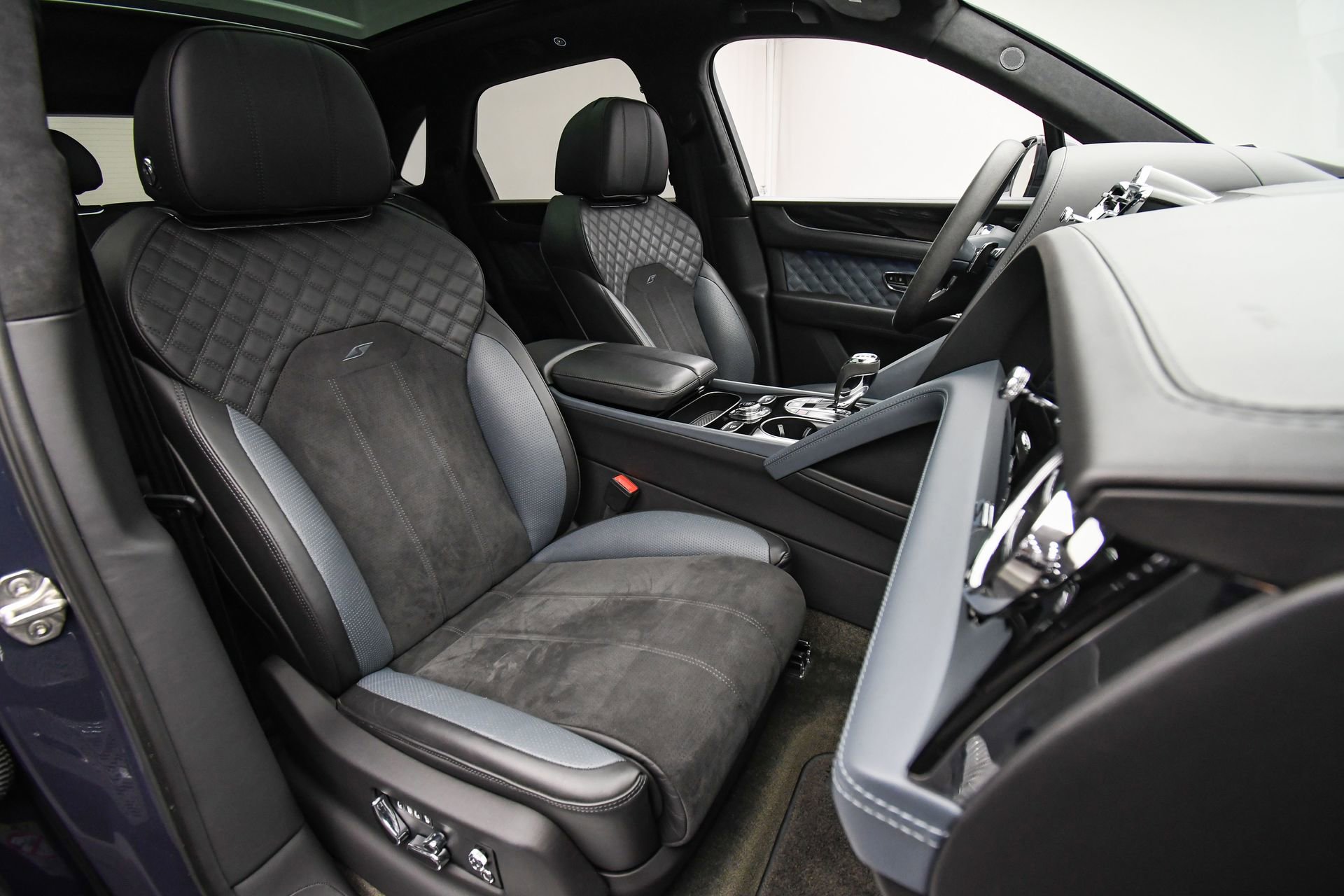 Used 2022 Bentley Bentayga S image 18