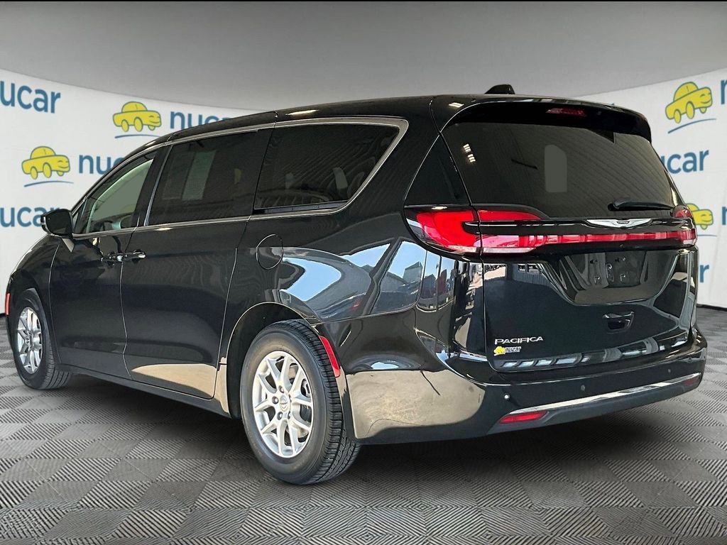 Used 2023 Chrysler Pacifica Touring-L FWD image 4