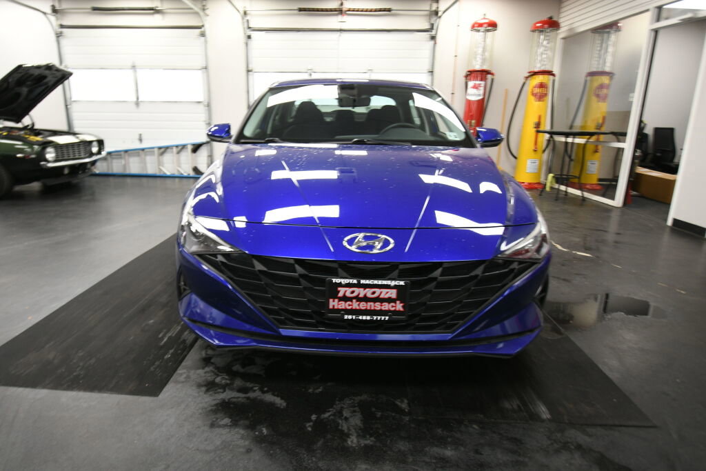 Used 2021 Hyundai Elantra SE image 3
