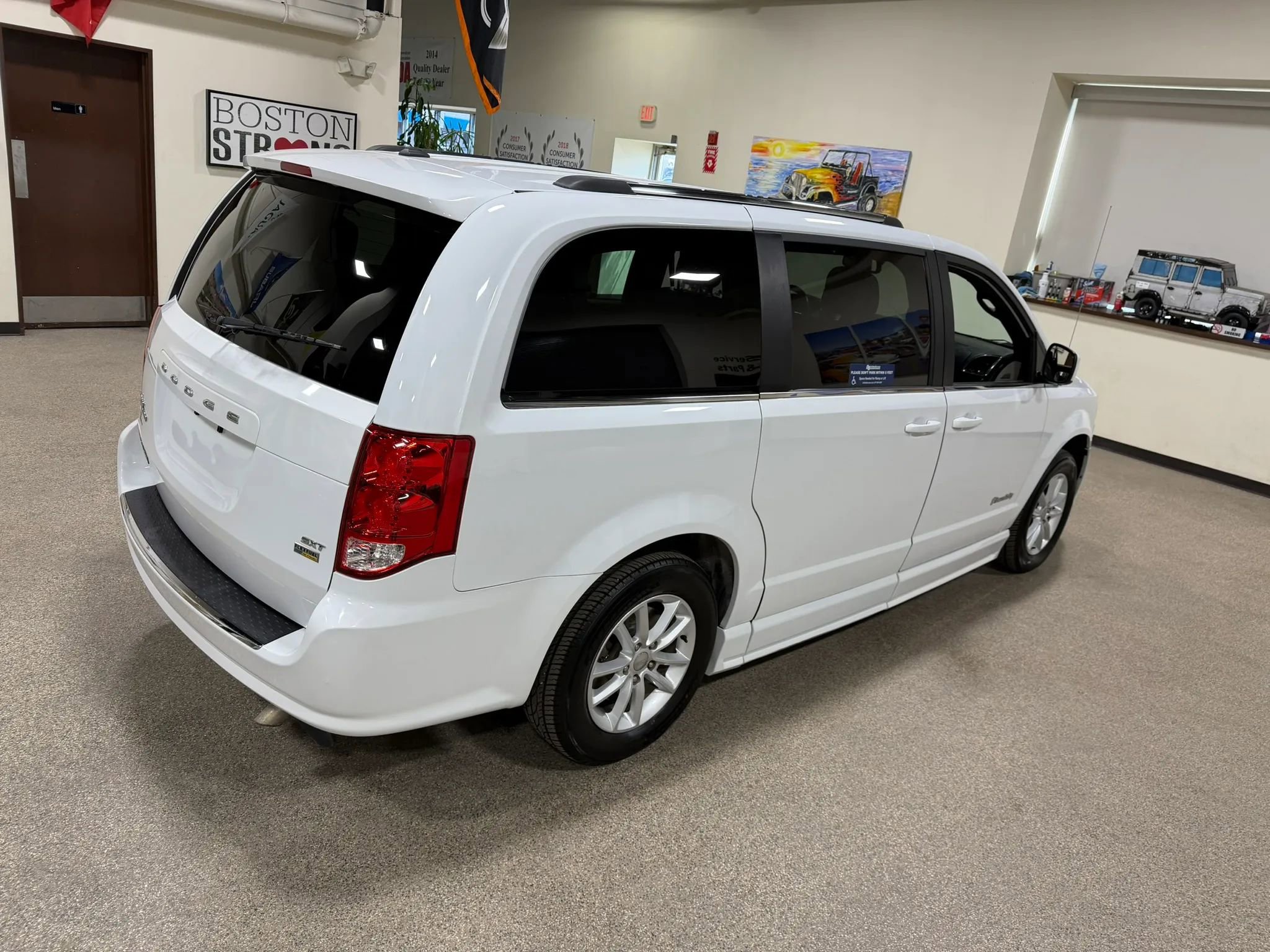 Used 2019 Dodge Grand Caravan SXT FWD image 16