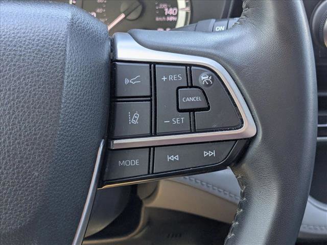 Used 2024 Toyota Highlander LE FWD image 5