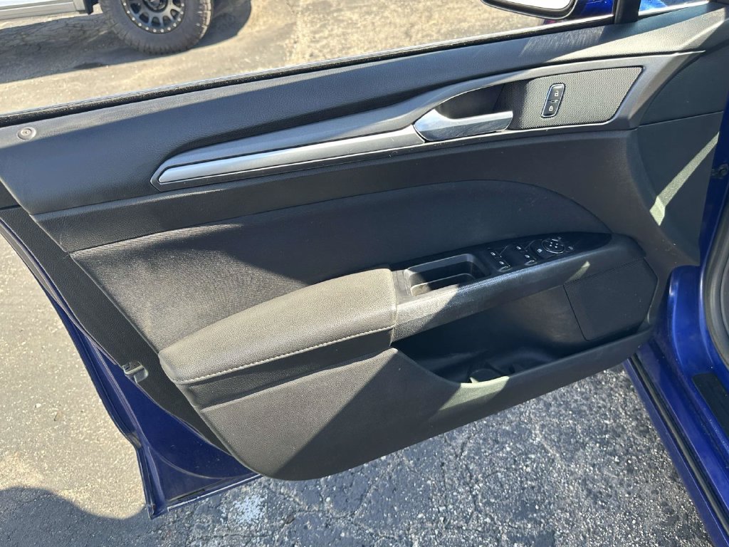 Used 2016 Ford Fusion SE FWD image 16