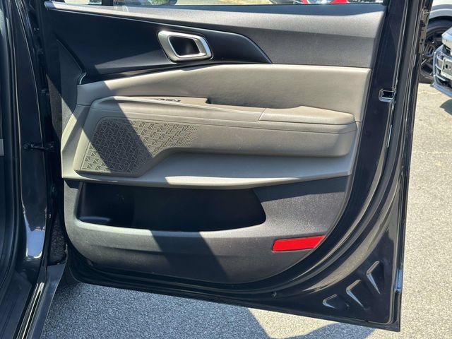 Used 2025 Kia Carnival LX FWD image 8