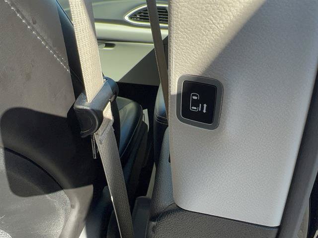 Used 2023 Chrysler Pacifica Touring-L FWD image 21