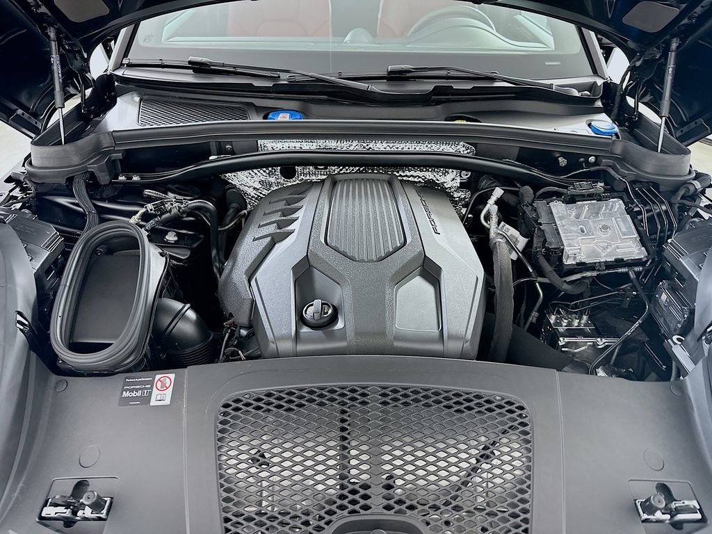 Certified 2026 Porsche Macan image 32