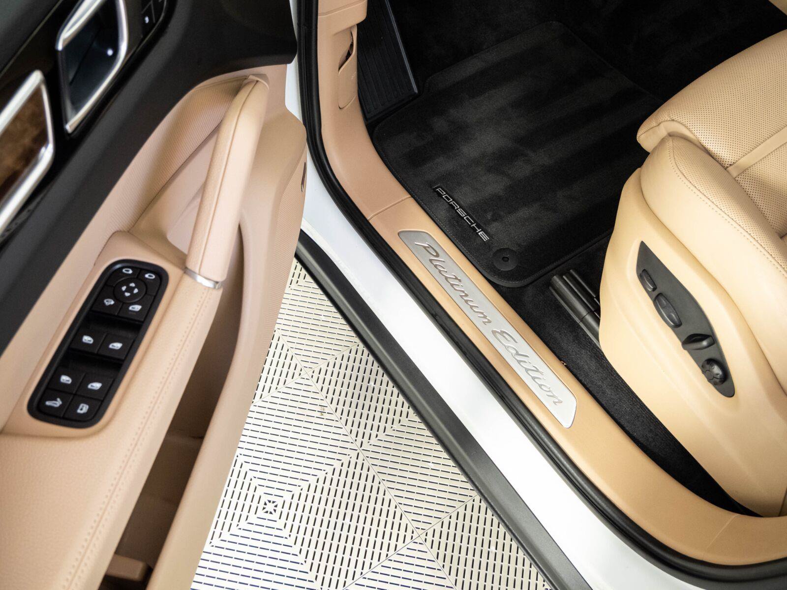 Certified 2023 Porsche Cayenne Platinum Edition AWD/4WD image 8